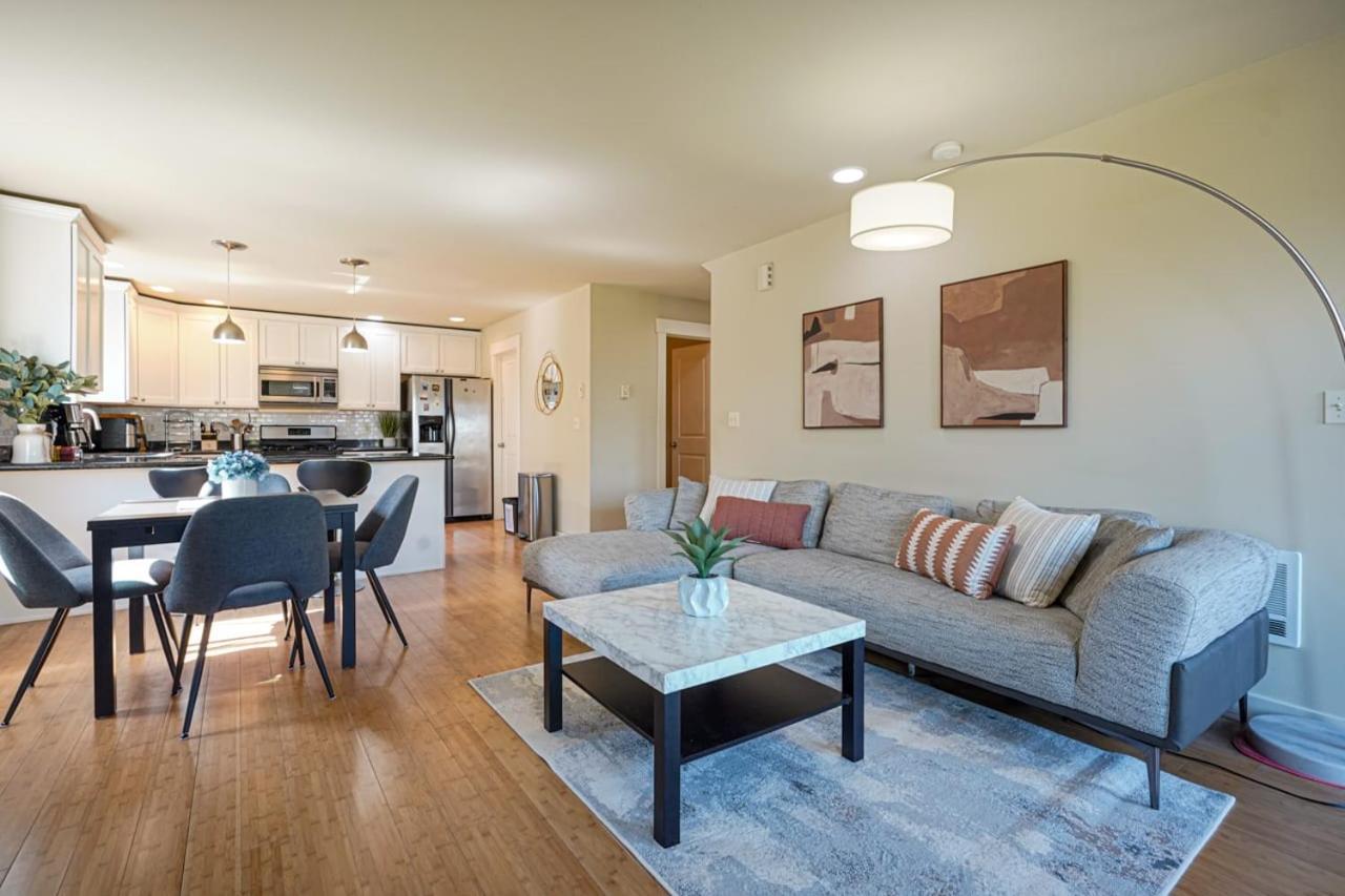 Stylish North Seattle Townhouse- Dual Master Suites 외부 사진