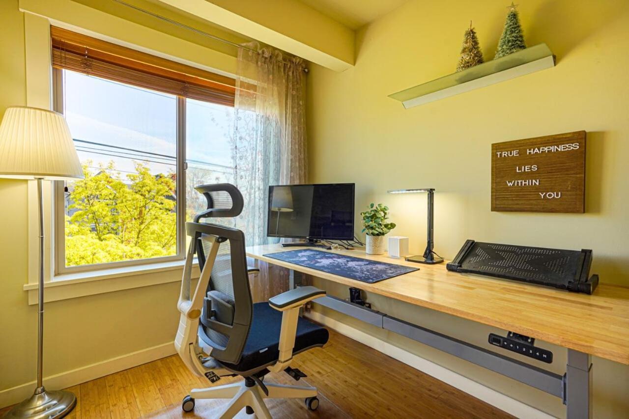 Stylish North Seattle Townhouse- Dual Master Suites 외부 사진