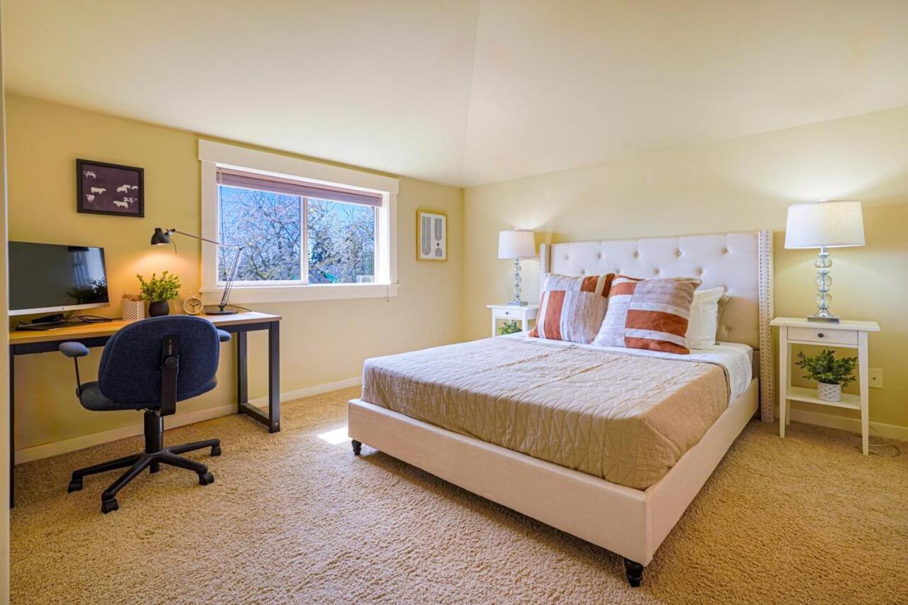 Stylish North Seattle Townhouse- Dual Master Suites 외부 사진