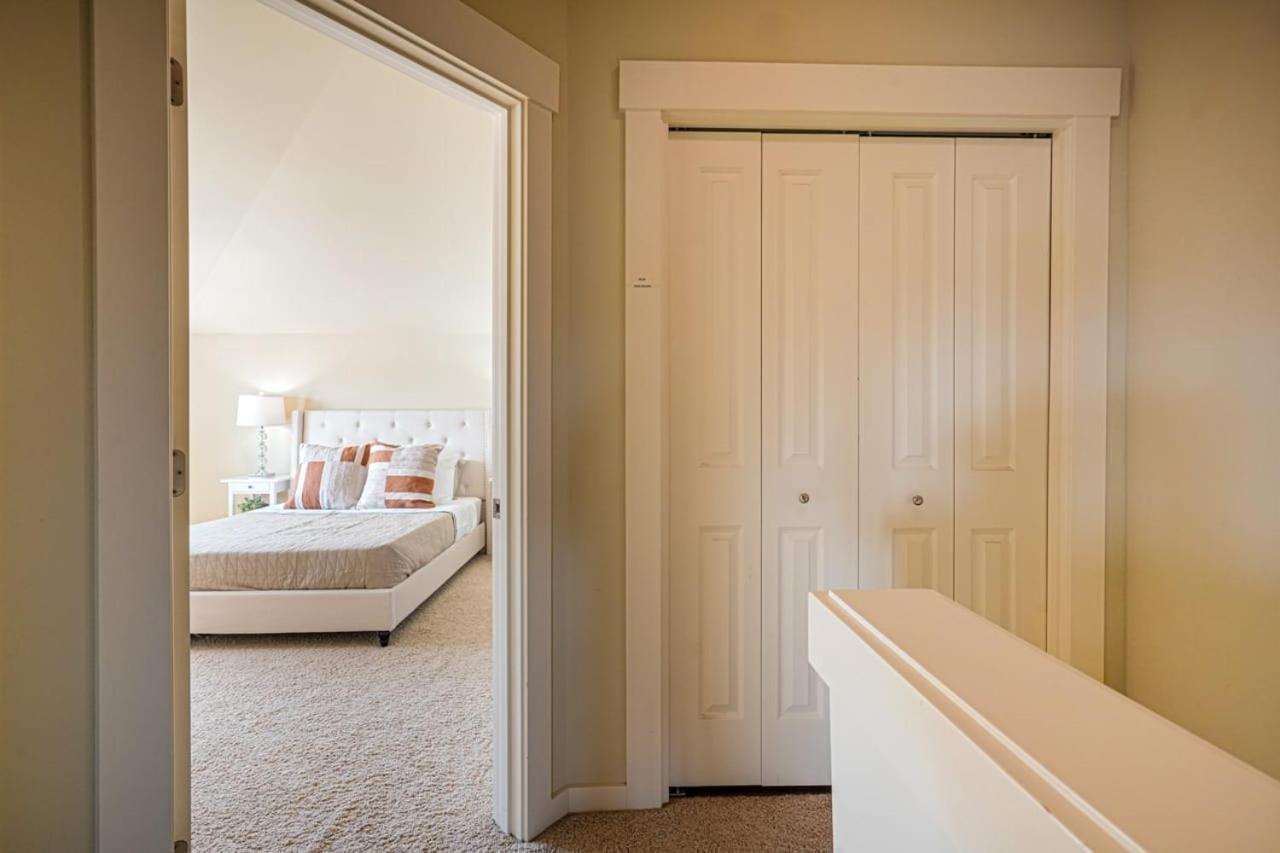 Stylish North Seattle Townhouse- Dual Master Suites 외부 사진