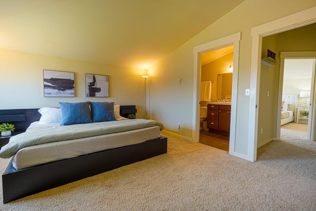 Stylish North Seattle Townhouse- Dual Master Suites 외부 사진