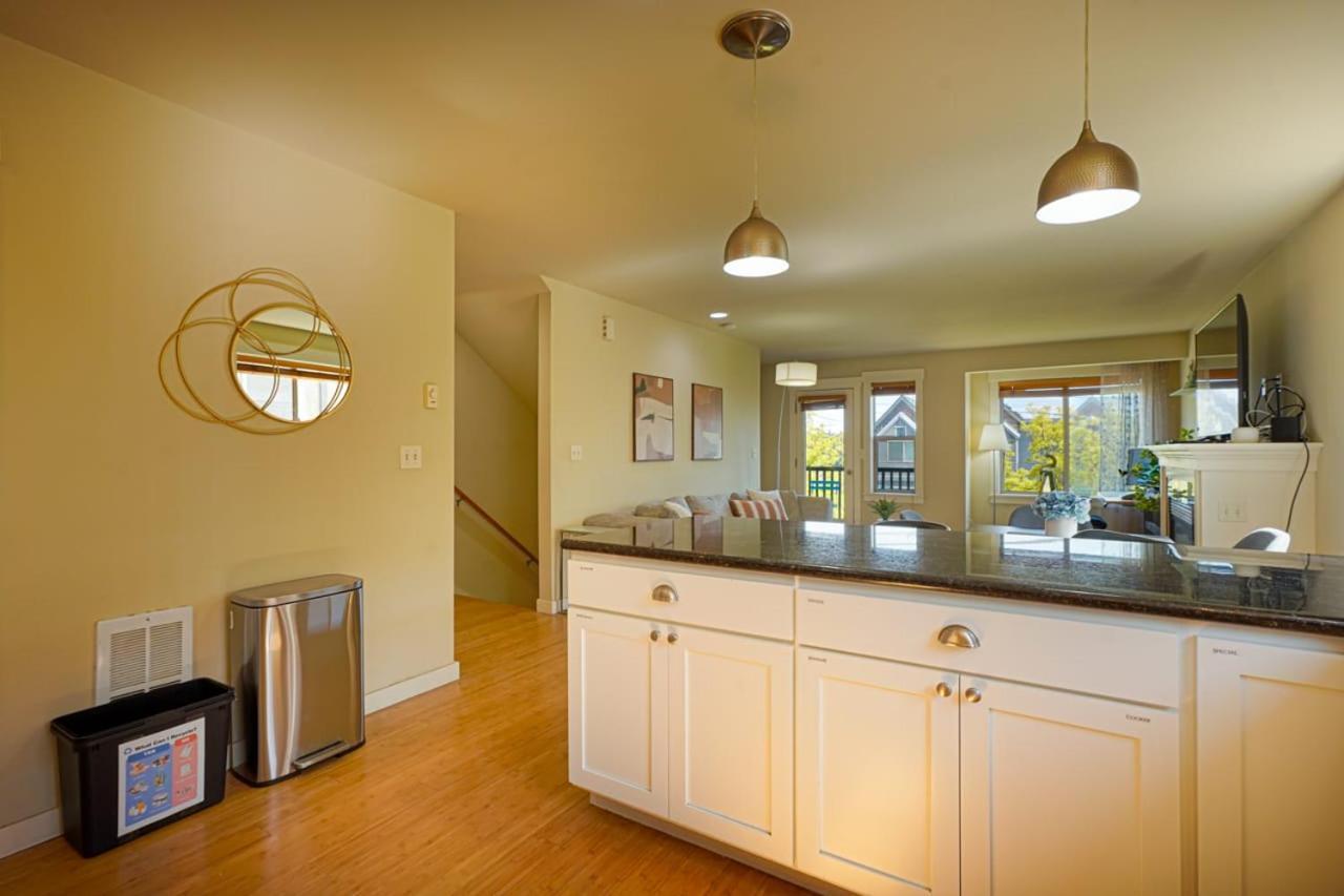 Stylish North Seattle Townhouse- Dual Master Suites 외부 사진