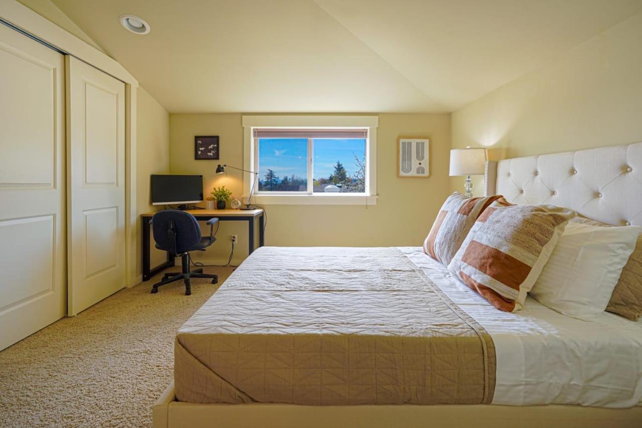 Stylish North Seattle Townhouse- Dual Master Suites 외부 사진