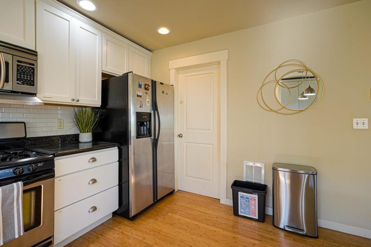 Stylish North Seattle Townhouse- Dual Master Suites 외부 사진