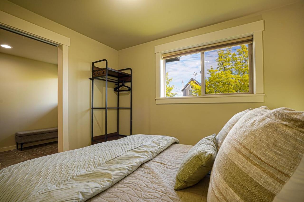 Stylish North Seattle Townhouse- Dual Master Suites 외부 사진